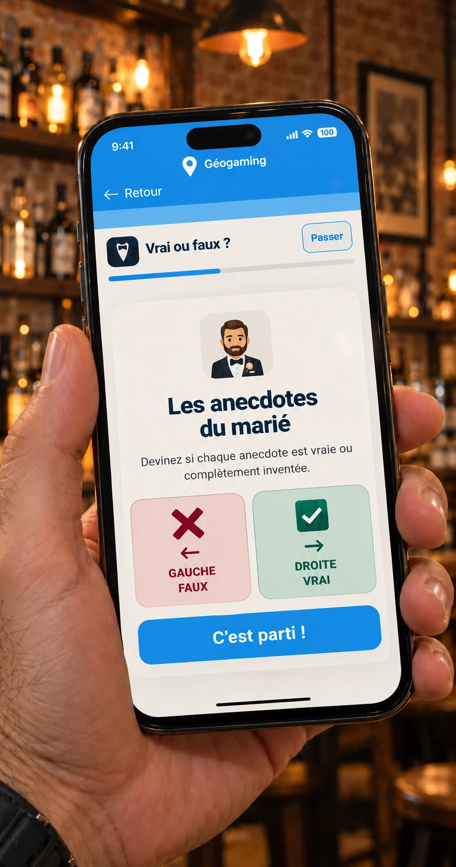 Un téléphone affiche l'écran « Vrai ou faux ? Les anecdotes du marié », dans un bar