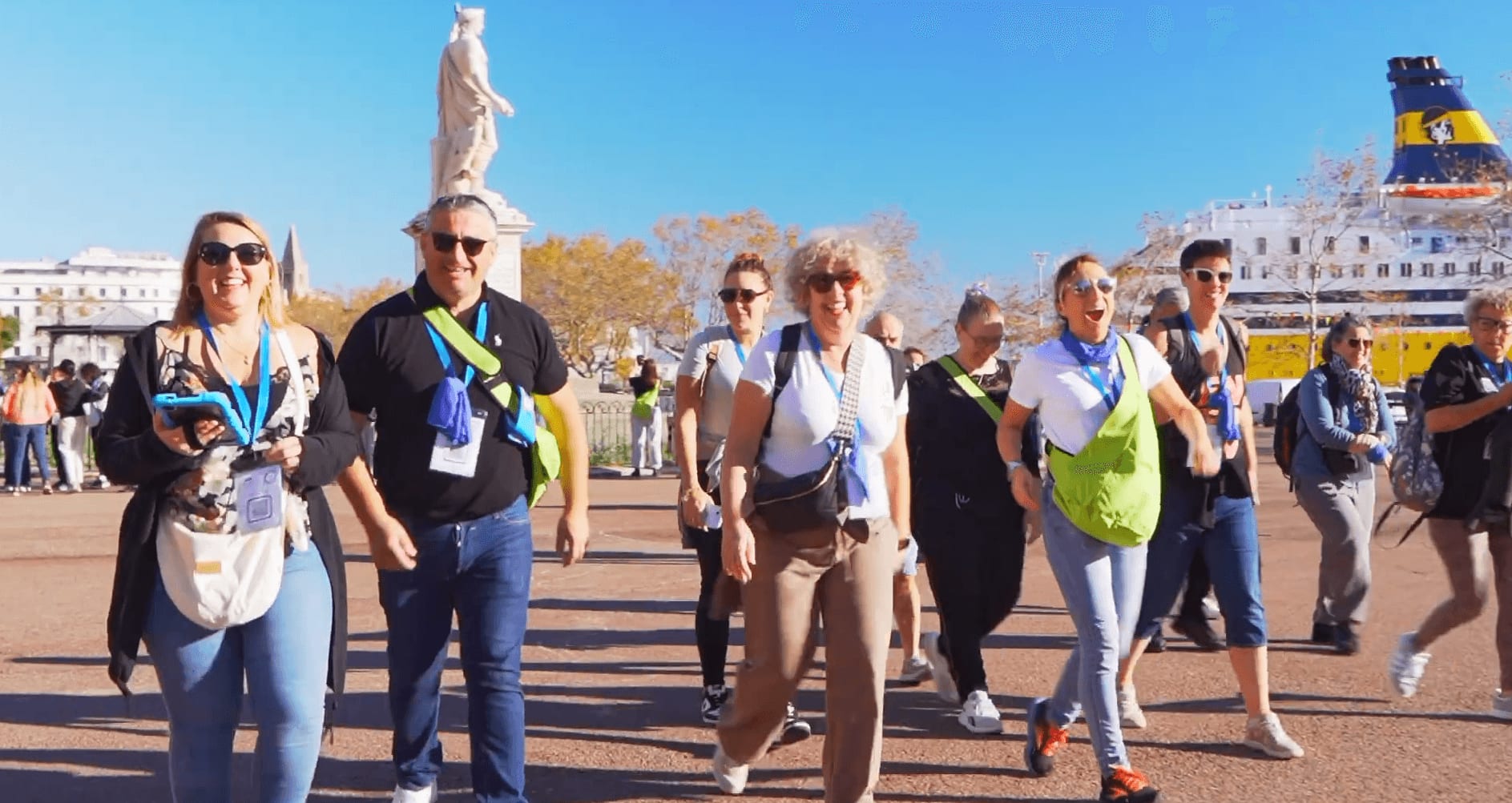 Participants d'un séminaire géant Corse Incentive, tablette en main