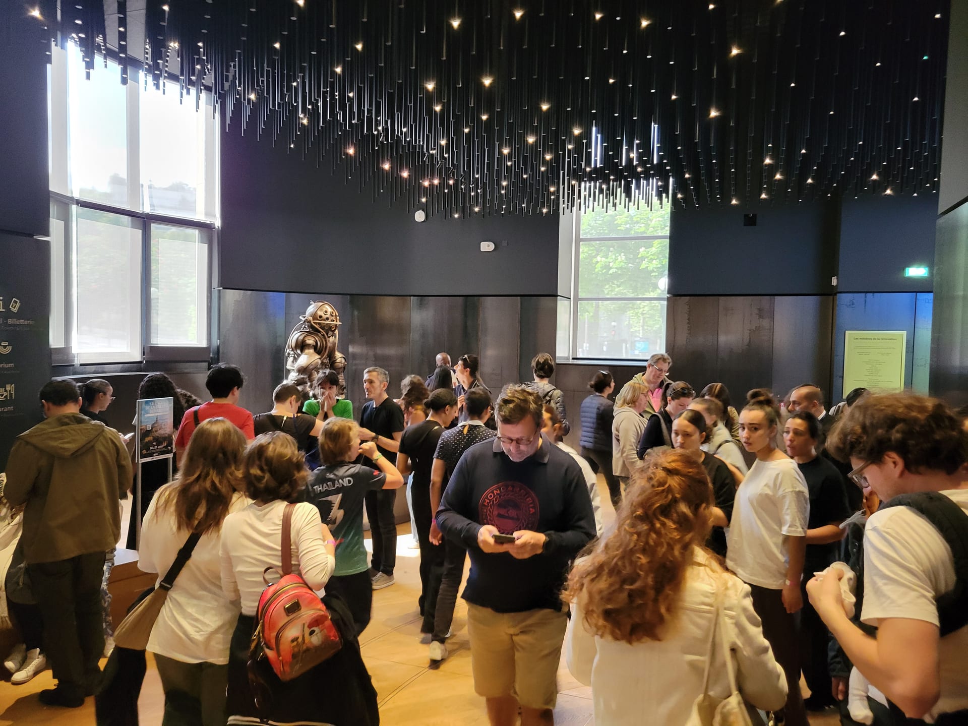 Le Pacte des Arts : participants dans le hall d'un musée du Trocadéro