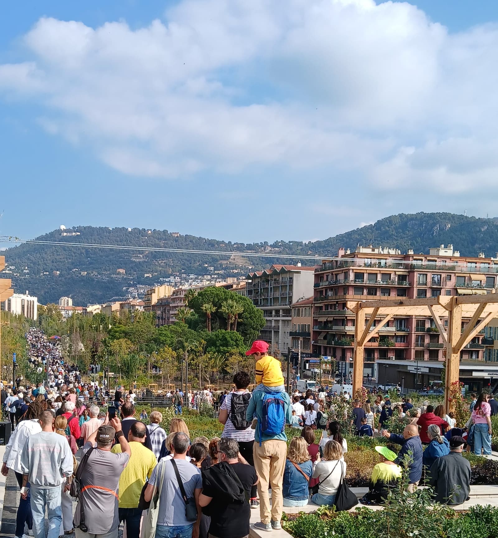 La foule des participants lors de l'inauguration de la Promenade du Paillon à Nice