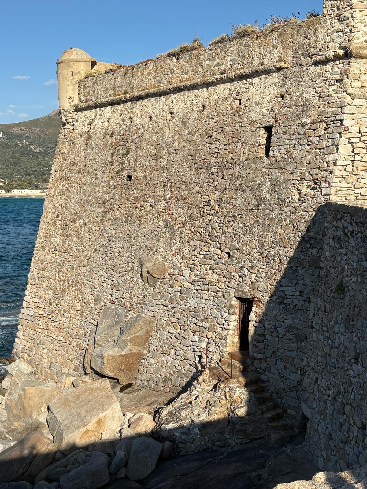 Les remparts du bastion génois, au bord de la mer