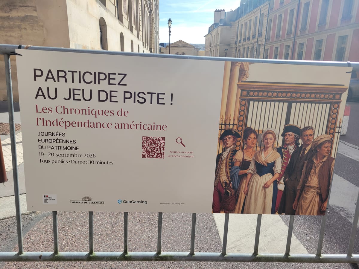 Affiche « Participez au jeu de piste ! Les Chroniques de l'Indépendance américaine » avec son QR code, installée dans la rue
