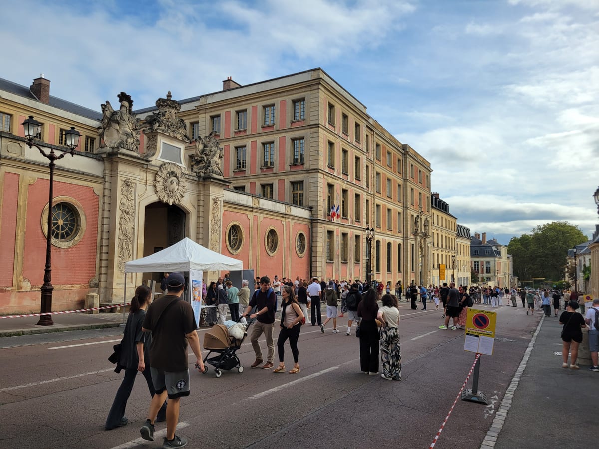 La rue et son portail sculpté en fin de journée, encore fréquentés par les visiteurs
